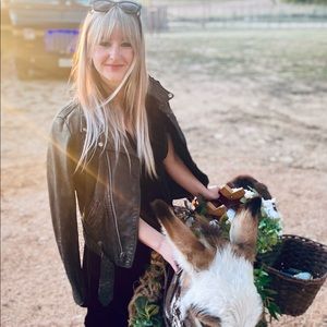 Meet your Posher, Eva